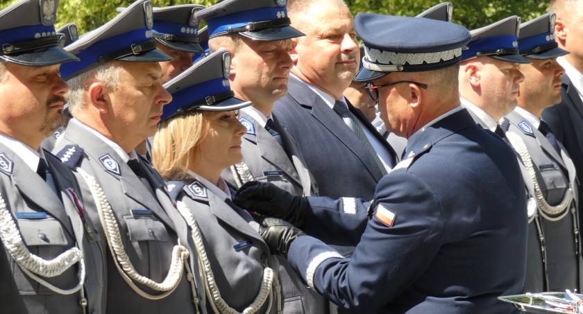 Na zdjęciu nadinspektor Sławomir Litwin wręcza odznaczenia policjantom