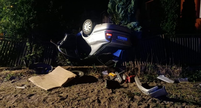 Na zdjęciu samochód, który zatrzymał się na dachu - fot. KP PSP Radomsko 