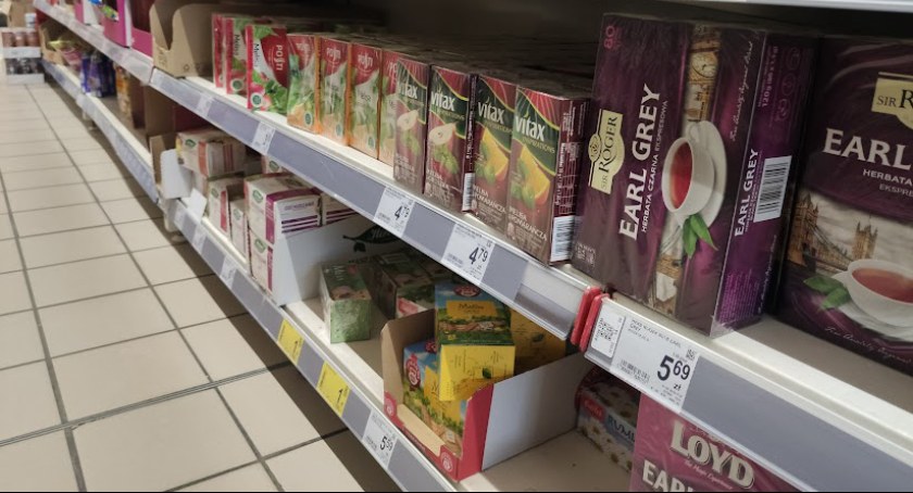 Na zdjęciu półki z towarem w jednym z radomszczańskich marketów