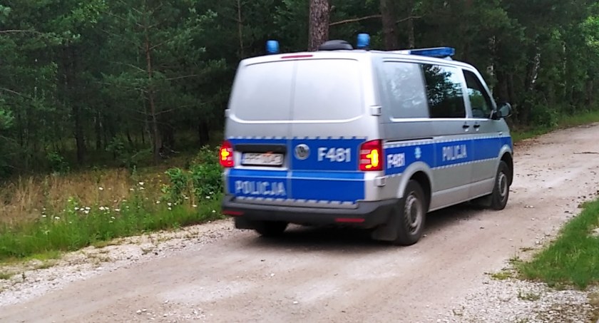 Ładunek zostanie zdetonowany na miejscu. Zdjęcie: radiowóz KPP w Radomsku. 