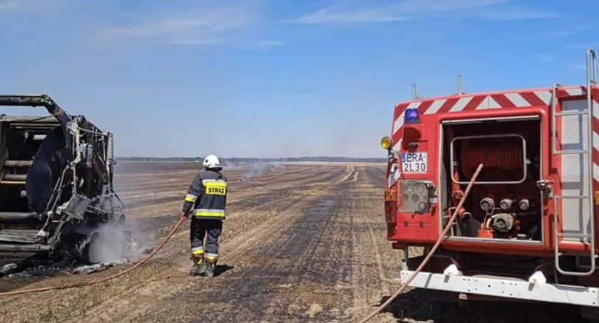 Pożar maszyny rolniczej, zboża oraz ścierniska w miejscowości Masłowice. Zdjęcie: OSP Wola Przerębska