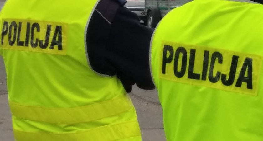 Policjanci we wtorek mieli dużo pracy przy zdarzeniach drogowych. Zdjęcie: radomszczańscy funkcjonariusze policji. 
