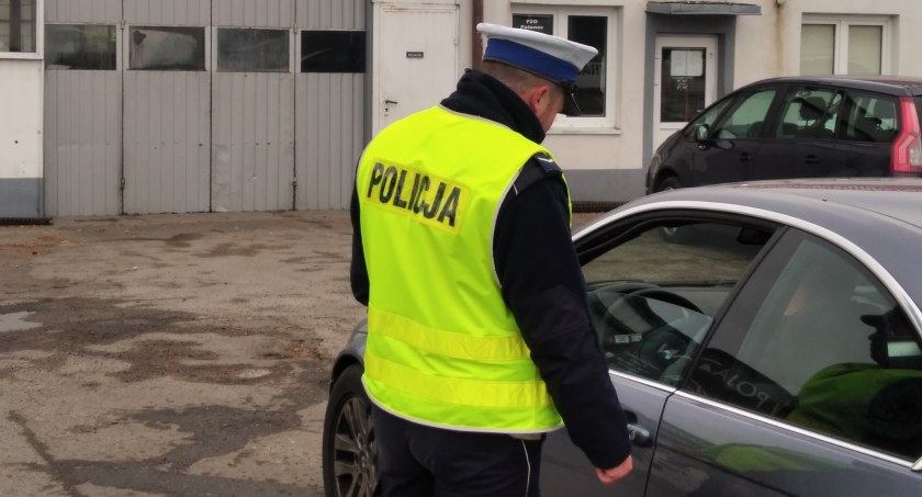 Policjanci prowadzą działania pn „Prędkość w rejonach przejść dla pieszych”.