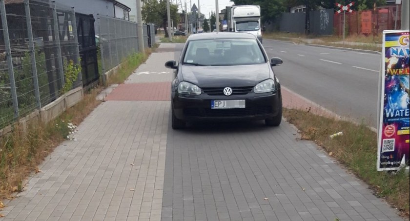Zaparkowany vw przy ul. Św. Rozalii. Zdjęcie: Radomszczańscy mistrzowie kierownicy/Facebook