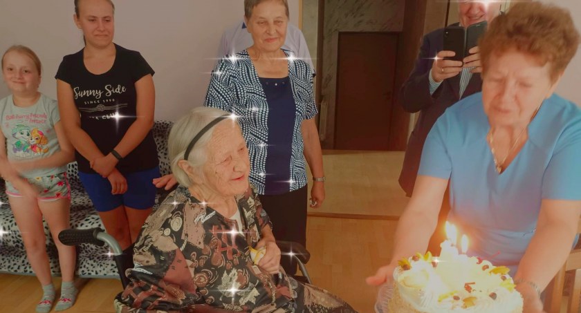 Był tort, kwiaty i życzenia. 100. urodziny mieszkanki Płoszowa