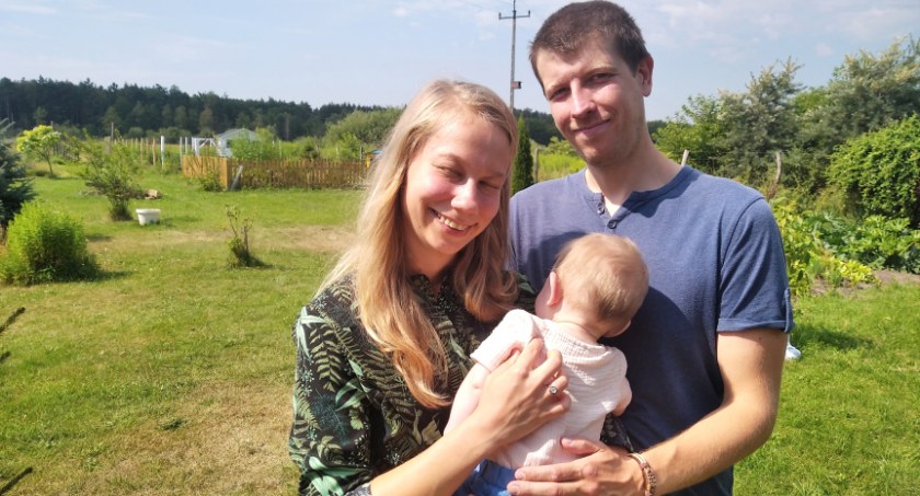 Beata i Wojtek opowiadają, jak stać się rodzicem zastępczym. Zdjęcie: przed domem małżeństwa w Ojrzeniu. 