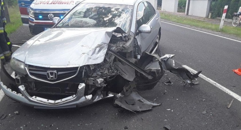Policja ustala przyczyny i przebieg wypadku. Zdjęcie: KP PSP w Radomsku. 