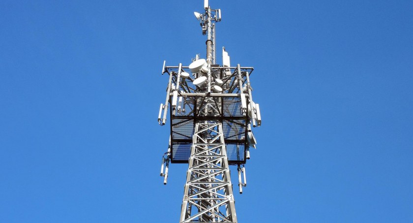 Zdjęcie: maszt stacji bazowej telekomunikacyjnej. 