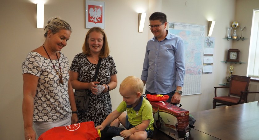 Zdjęcie: Małgorzata Lewandowska, pani Aleksandra, Tymek i pan Paweł. Fot. Starostwo Powiatowe. 