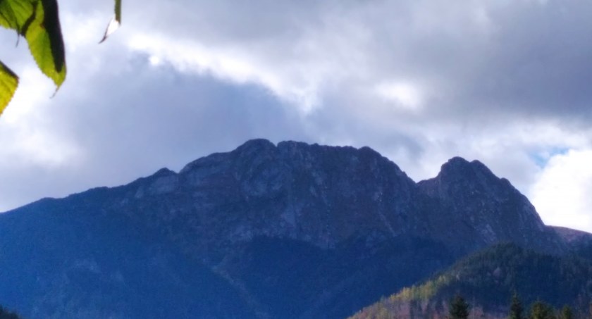 Kolonie organizowane są w Tatrach w miejscowości Poronin. Zdjęcie: Giewont. 