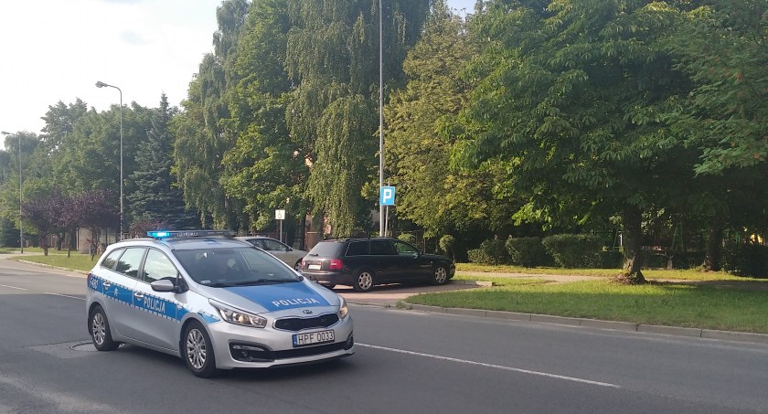 O początku roku do końca lipca policjanci zarejestrowali 1050 wykroczeń w ruchu drogowym. To o wiele więcej niż za cały ubiegły rok. Zdjęcie: radiowóz KPP w Radomsku. 