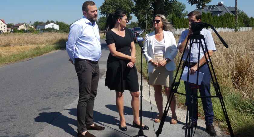 Briefing w sprawie dofinansowania dróg odbył się w Łowiczu. Zdjęcie: Michał Koski, Beata Pokora, Małgorzata Lewandowska i Aleksander Broszkowski. 