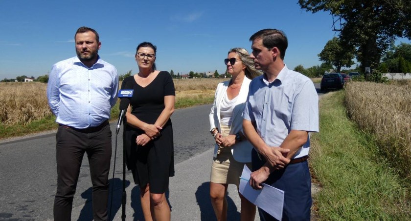 Na zdjęciu: briefing starosta Beata Pokora, wicestarosta Małgorzata Lewandowska, MIchał Koski - członek Zarządu Powiatu oraz Aleksander Broszkowski - naczelnik wydziału dróg w powiecie.
