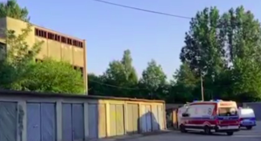 Ciało odnaleziono za garażami. Zdjęcie: ul. Piastowska, Radomsko. 