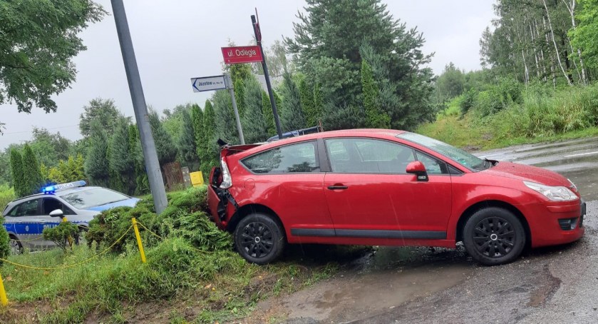 Zdjęcie: kierująca citroenem trafiła do szpitala. Fot. KPP w Radomsku.