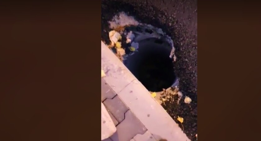 Zdjęcie jest kadrem filmu nadesłanego przez Czytelniczkę. Tematem nagrania jest stan ulicy Ks. Kościowa w trakcie remontu.