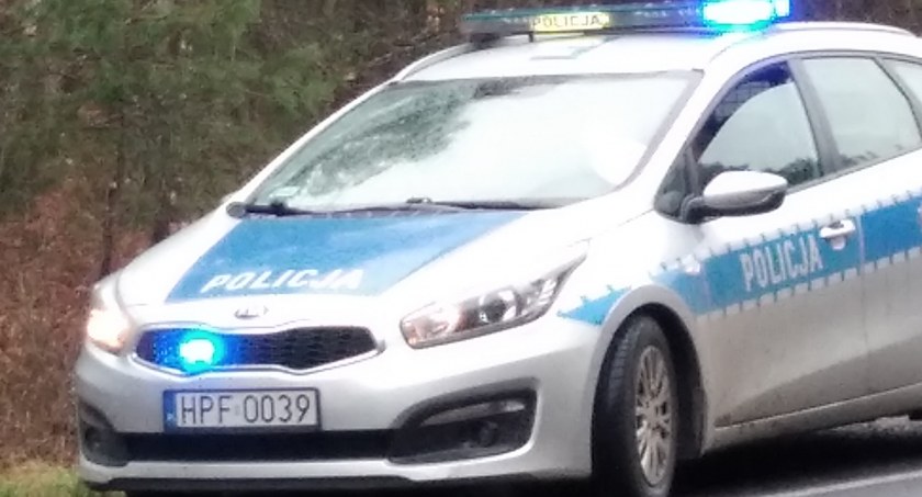 Zdjęcie radiowozu policyjnego. 