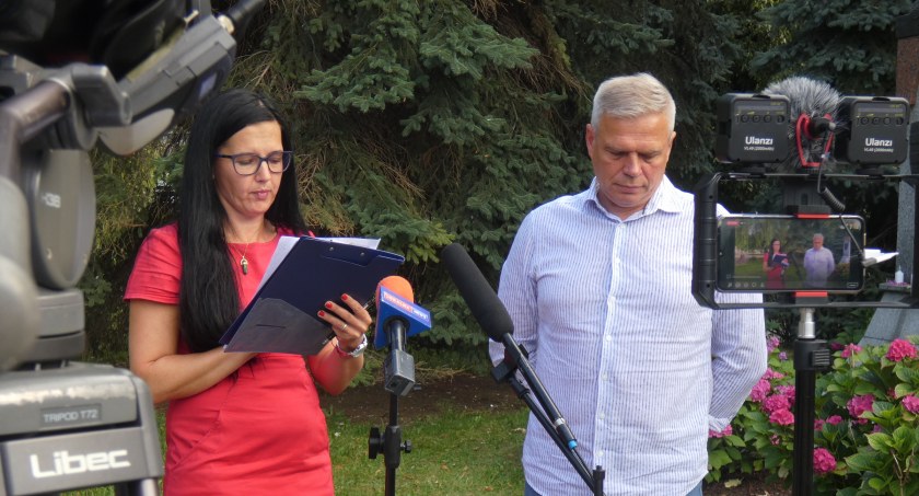 Na zdjęciu Anna Dziadkiewicz i Leszek Grądzik podczas konferencji na placu 3 Maja