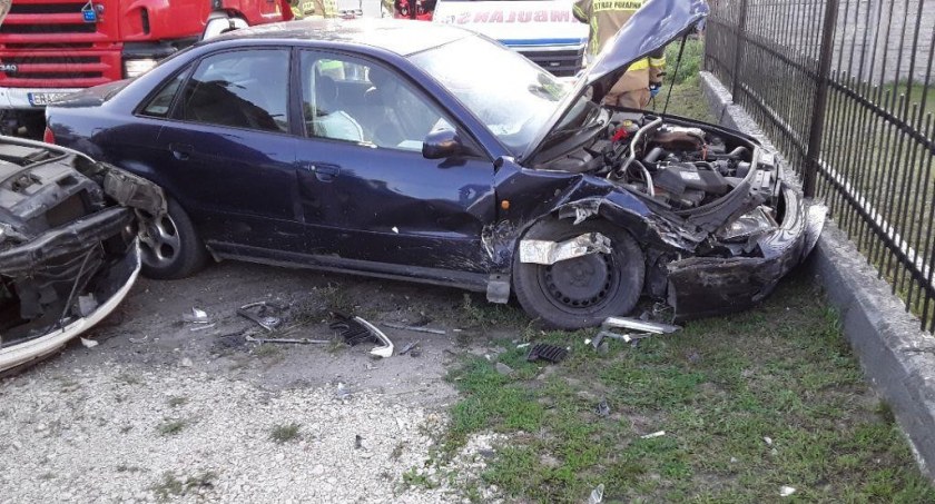 Na zdjęciu samochody, które brały udział w zderzeniu - fot. KP PSP Radomsko