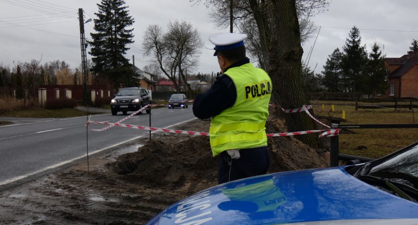 Na zdjęciu radomszczański policjant podczas pracy
