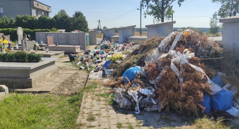 Na zdjęciu: śmieci na cmentarzu w Kobielach Wwielkich