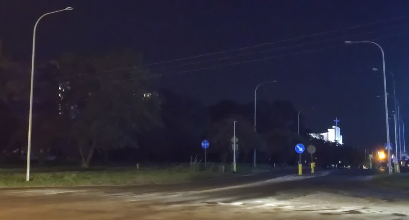 Zdjęcie: tonąca w ciemnościach ulica Piastowska. 