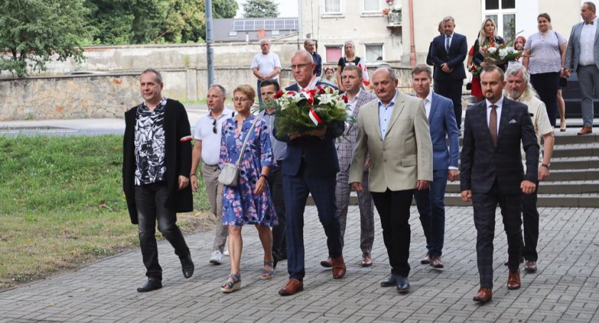 Na zdjęciu składanie kwiatów w 78. rocznicę wybuchu powstania pod pomnikiem Grobem Nieznanego Żołnierza - fot. UM Radomsko