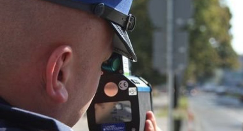 Policjant podczas pomiaru prędkości. Zdjęcie: KWP Łódź. 