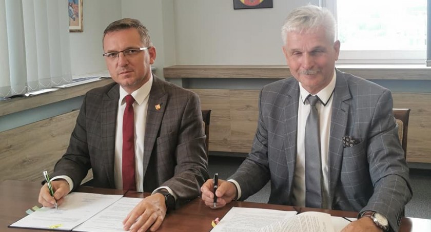 Na zdjęciu: Zbigniew Ziemba, Wicemarszałek Województwa Łódzkiego oraz Mirosław Ociepa, wójt gminy Żytno. 