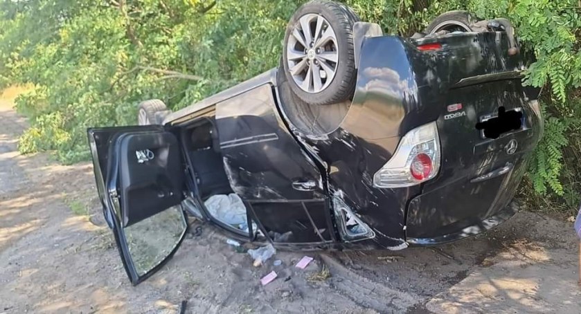 Auto zatrzymało się na dachu - fot. OSP Wielgomłyny 