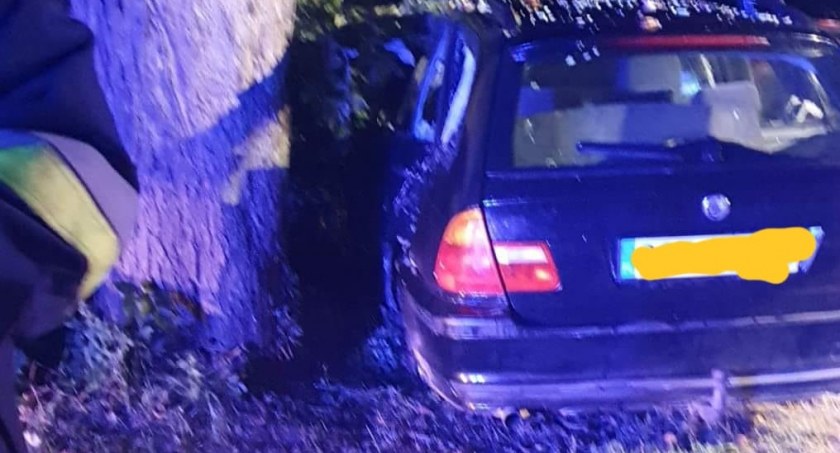 Na zdjęciu auto, które wypadło z drogi -fot. Facebbok/OSP Silnica