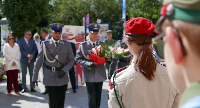 Na zdjęciu składanie kwiatów pod tablicą marszałka Pisłudskiego