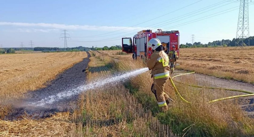 Na zdjęciu akcja gaśnicza strażaków z OSP Kamieńsk - fot. Facebook/OSP Kamieńsk 