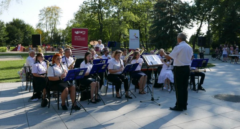 Na zdjęciu koncert w parku