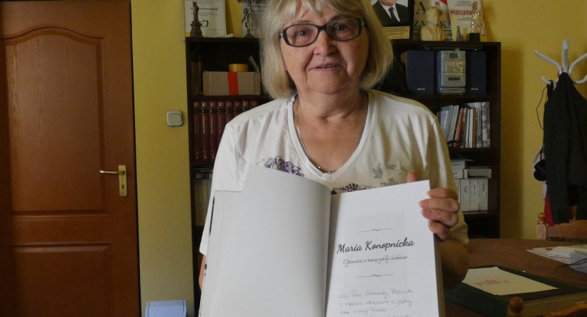 Na zdjęciu Edmunda Bodanka z nagrodą od prawnuczki Marii Konopnickiej