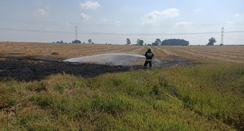Na zdjęciu strażak gaszący pożar w Pytowicach - fot. Facebook/OSP Kamieńsk