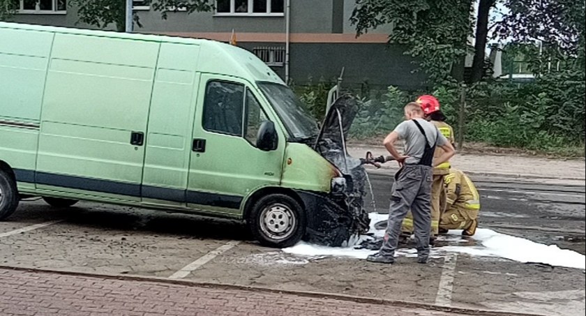 Na zdjęciu auto, w którym doszło do pożaru - fot. Czytelnik