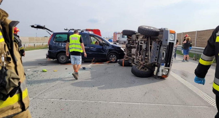 Na zdjęciu kolizja dwóch samochodów - fot. Facebook/OSP Kamieńsk 