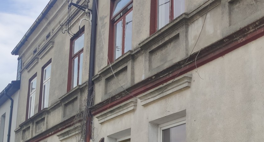 Na zdjęciu kamienica, w której doszło do zabójstwa
