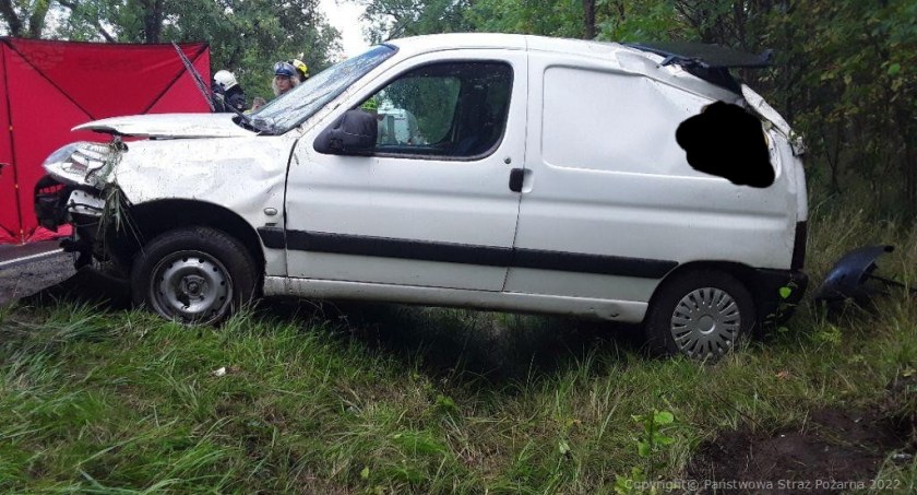Na zdjęciu samochód, który uderzył w drzewo - form KP PSP Radomsko 