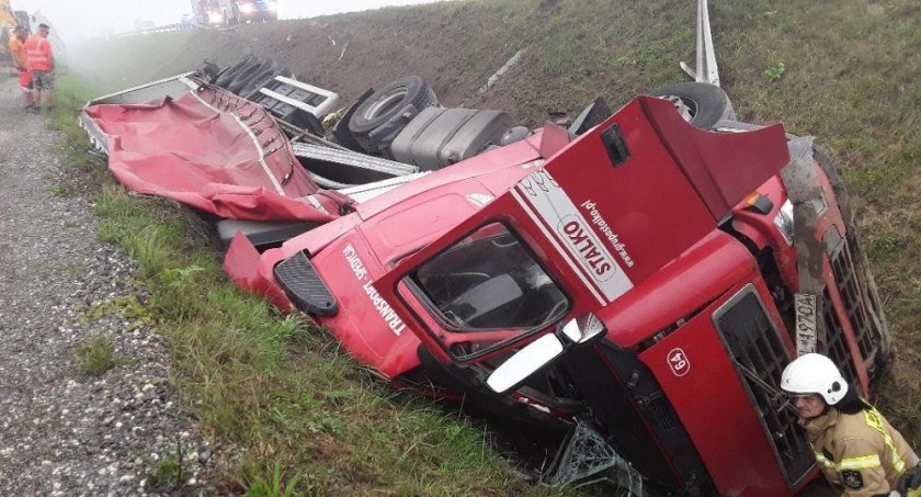 Na zdjęciu ciężarówka, która wpadła do rowu - fot. KP PSP Radomsko
