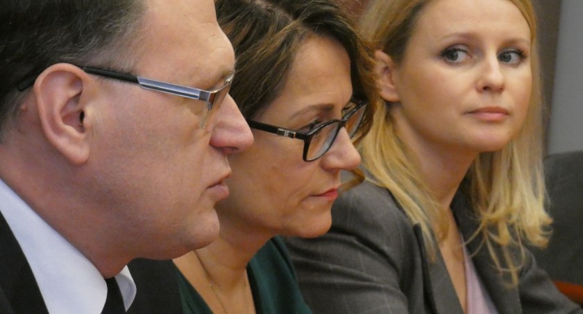 Konferencja, podczas której prezydent Ferenc  przedstawił nowego naczelnika i kierowników nowych wydziałów - luty 2019 (od lewej prezydent,  skarbnik Mariola Wypych, kierownik biura funduszy zewnętrznych Karolina Brzozowska-Dymus)