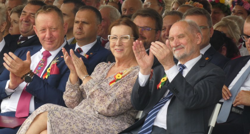W pierwszym rzędzie politycy...