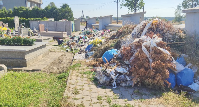 Na zdjęciu śmieci na cmentarzu w Kobielach, o które pretensje do księdza maja parafianie. I na odwrót