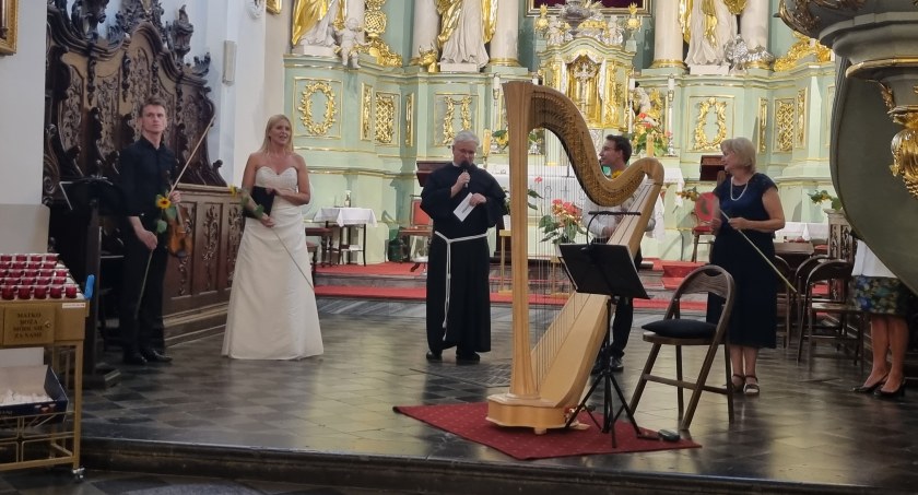 Na zdjęciu koncert w klasztorze oo. Franciszkanów, w którym wystąpili byli stypendyści FIK-u, dzisiaj uznani artyści