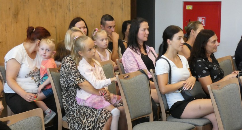 Na zdjęciu dzieci i rodzice, którzy odbierali tornistry