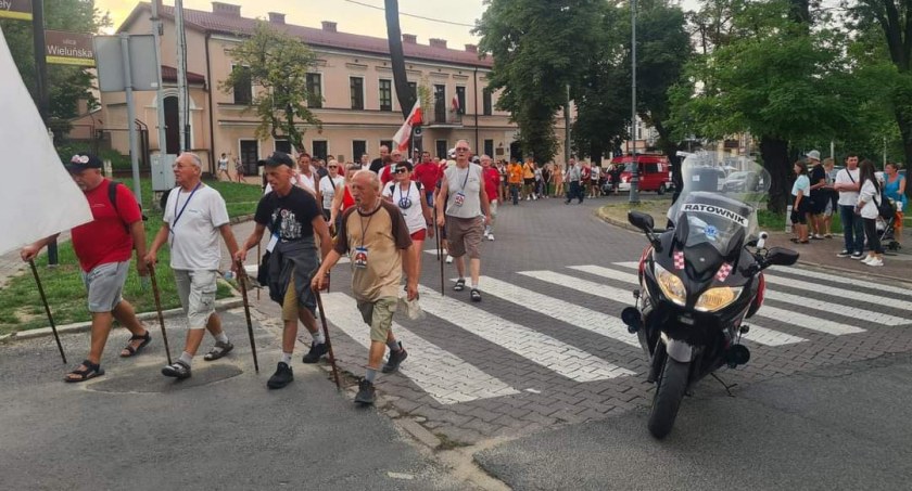 Na zdjęciu pielgrzymi wchodzą na Jasną Górę - fot. OSP Bogwidzowy 