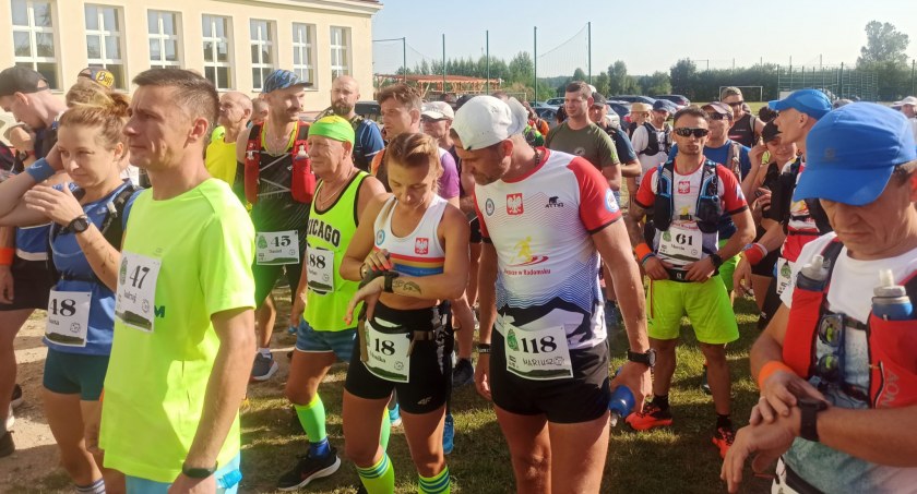 Na zdjęciu zawodnicy na stracie Ultra Fajnej Ryby