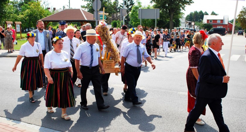 Na zdjęciu przemarsz korowodu w Żytnie - fot. Facebook/Powiat Radomszczański