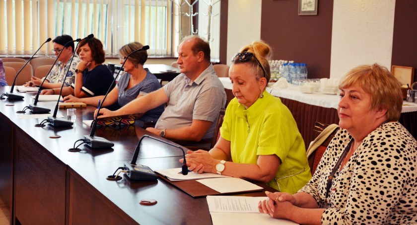 Na zdjęciu dyrektorzy szkół i dyrektor PUP - fot. Facebook/Powiat Radomszczański